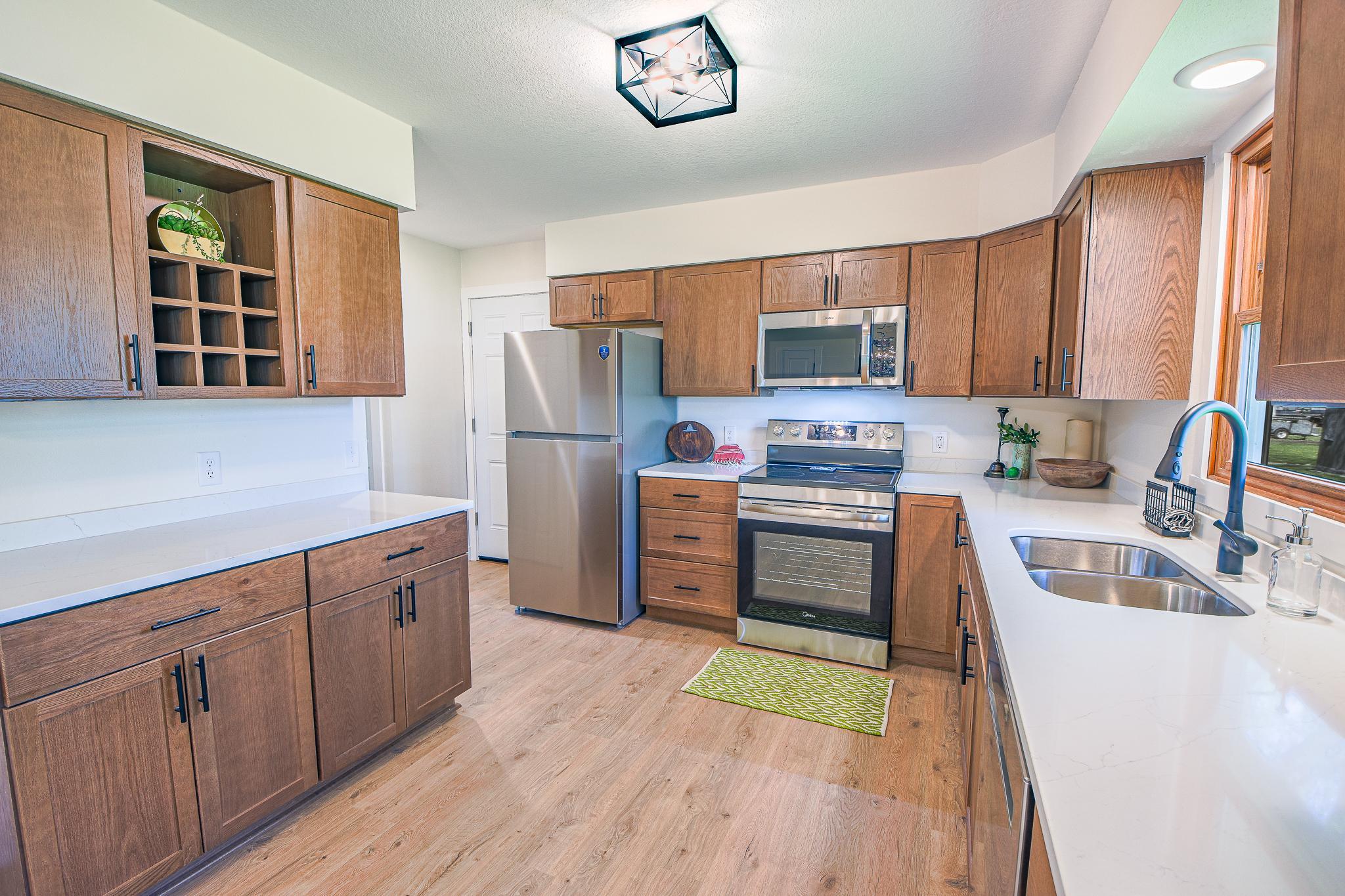 464 Main St E-7.jpg