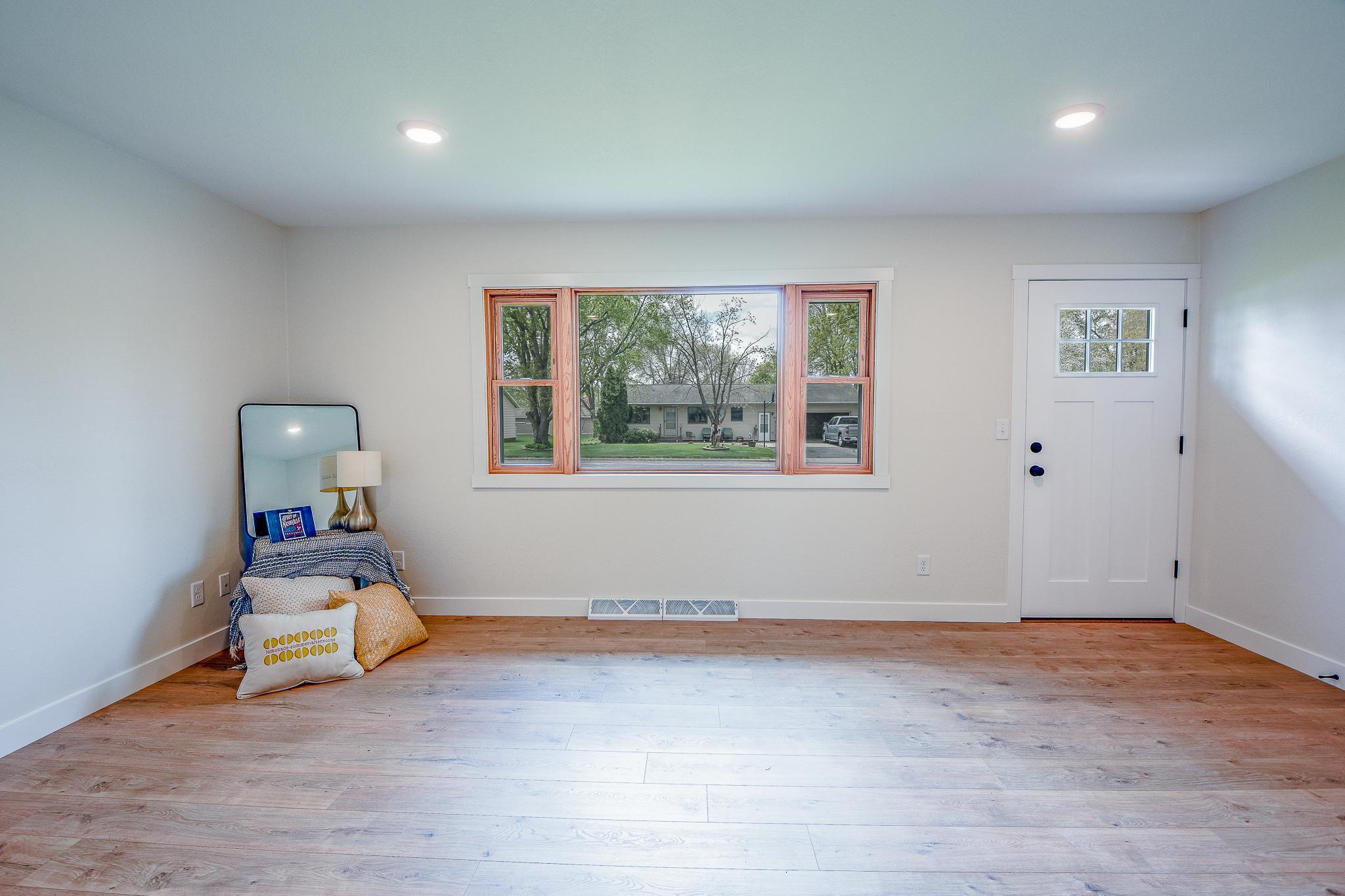 464 Main St E-8.jpg