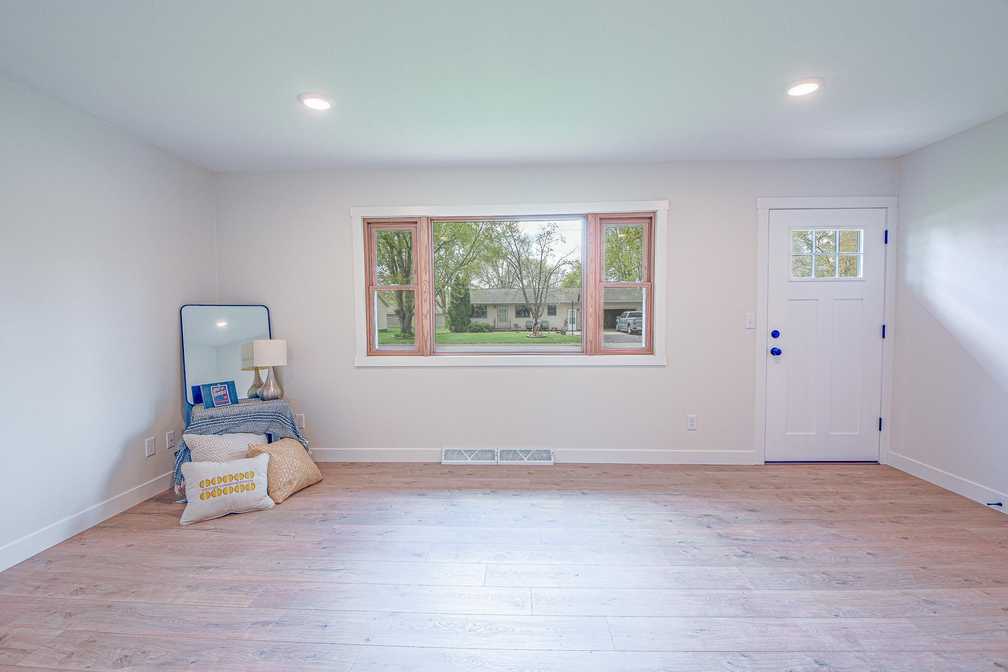 464 Main St E-14.jpg