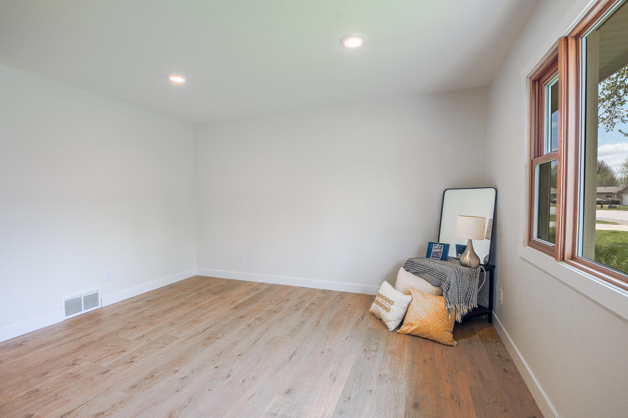 464 Main St E-15.jpg
