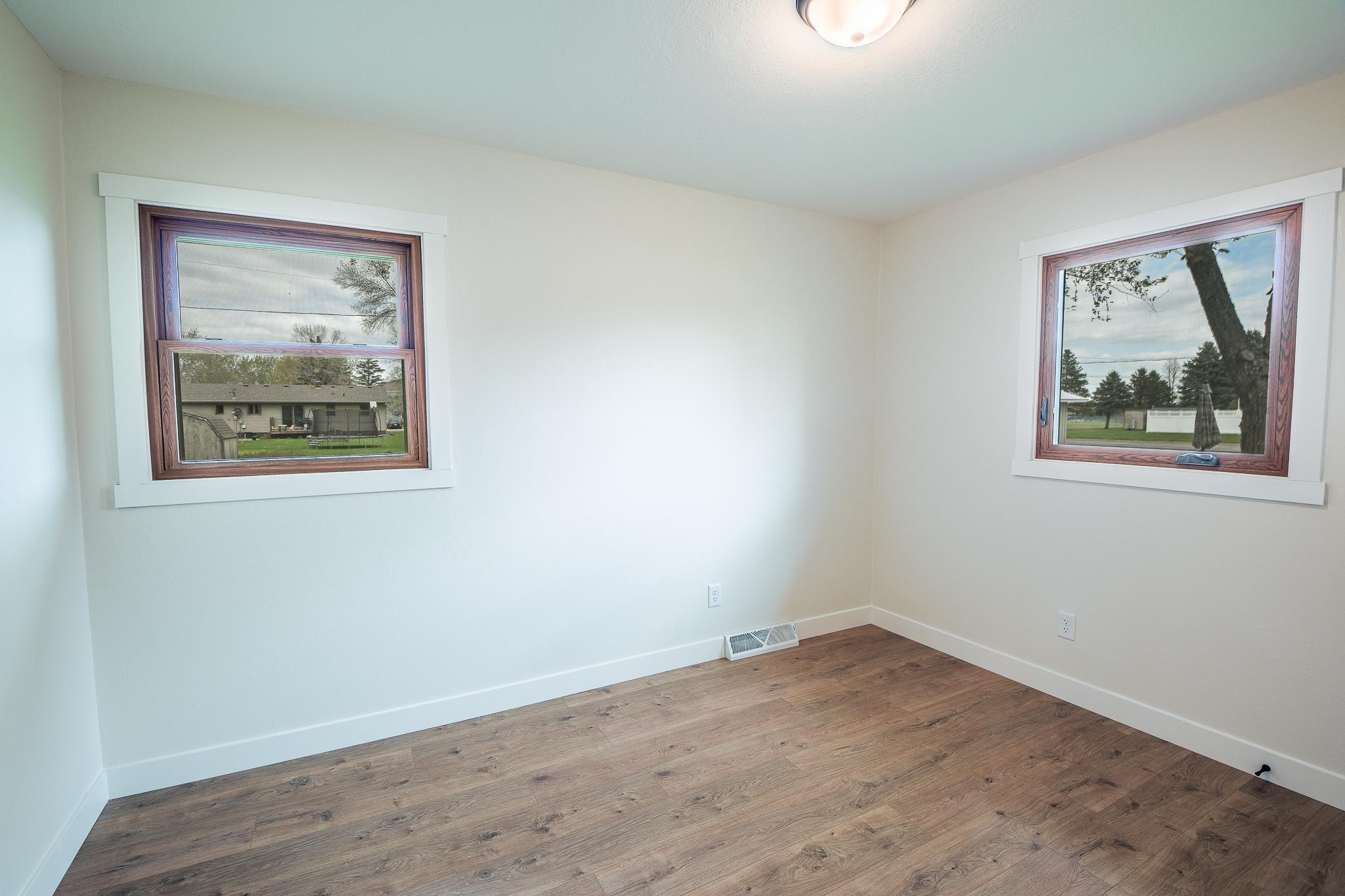 464 Main St E-24.jpg