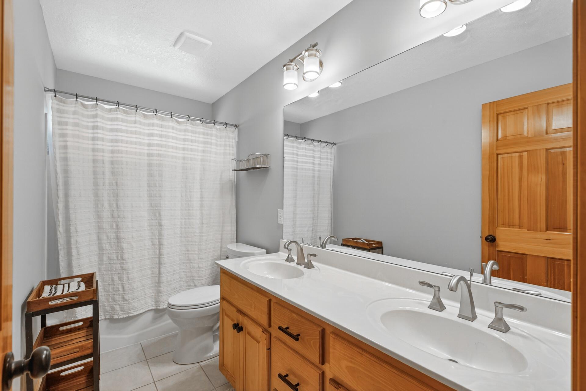 upper hall full bathroom