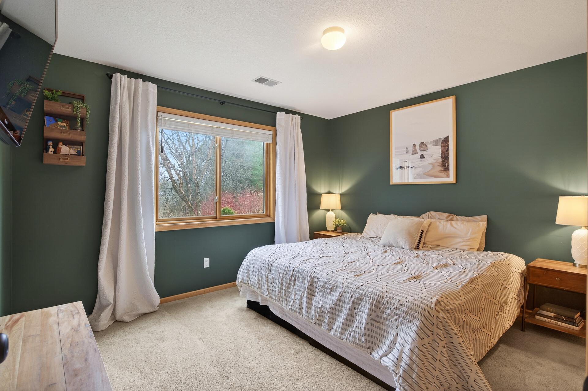 Bedroom 5 (basement)