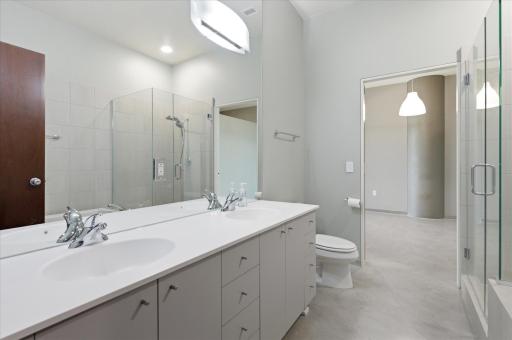 Full Bathroom â Dual Access from Bedroom & Hallway
