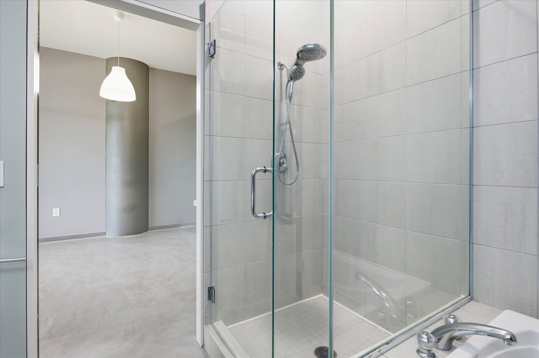 Full Bathroom – Sleek, Modern Appeal.