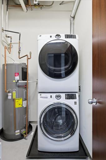 In-Unit Stackable Washer & Dryer â Space-Saving Design.