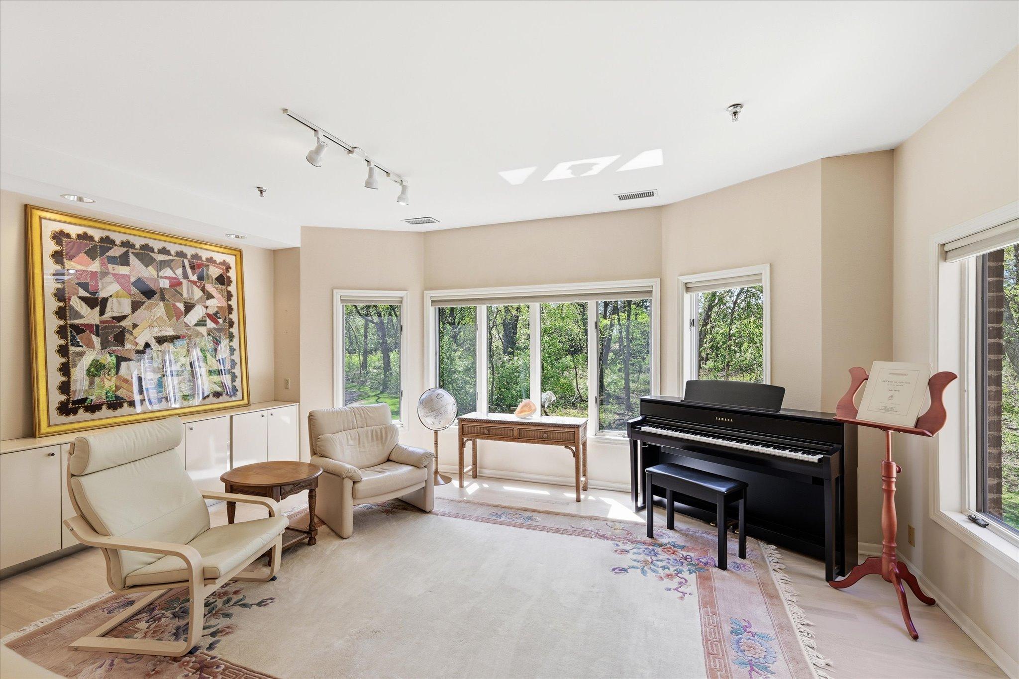 Sun room area overlooking Oakridge Golf Course