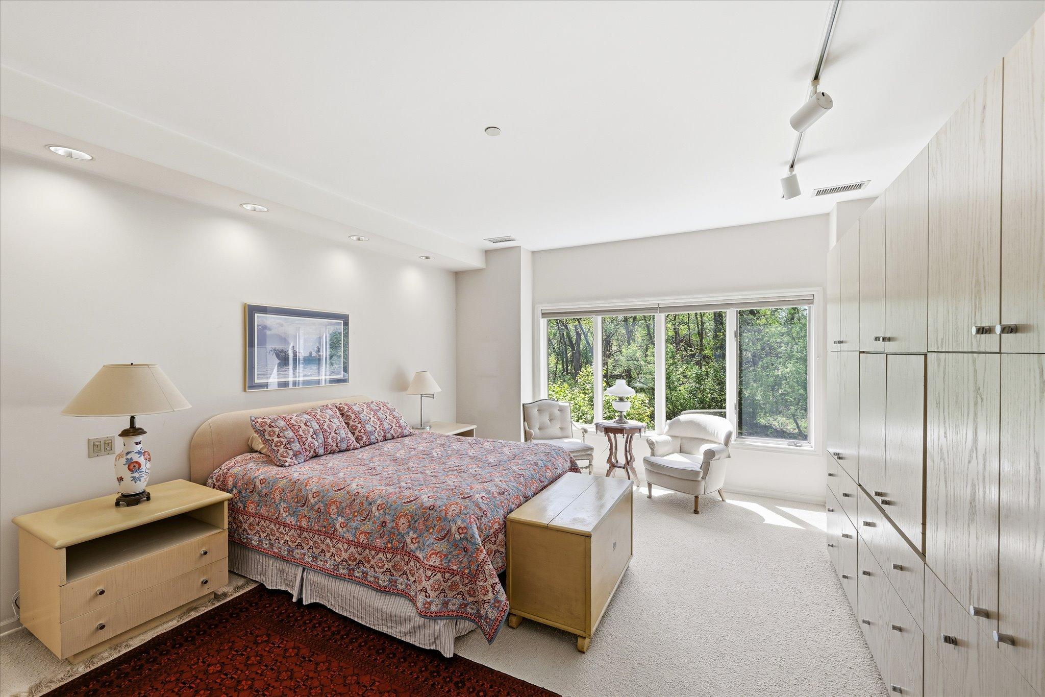 Primary Suite with Builtins