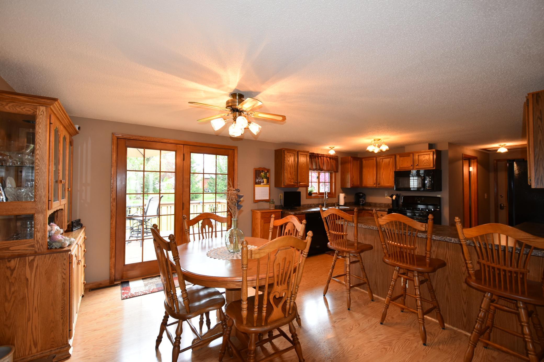 KITCHEN/DINING AREA