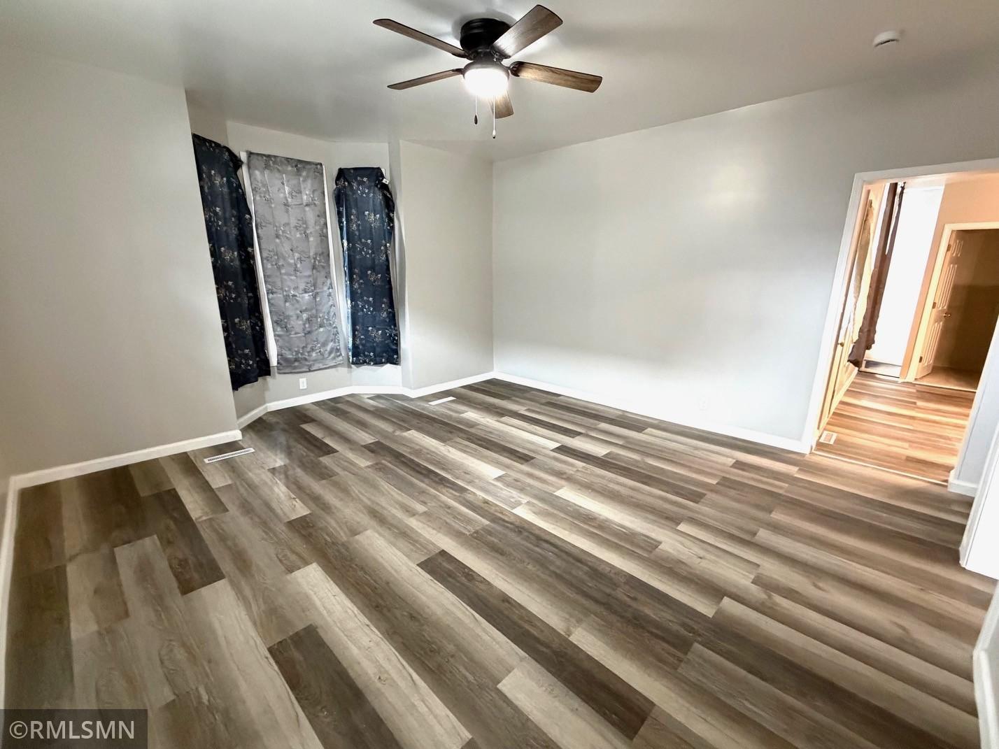 LIVINGROOM Photo #2