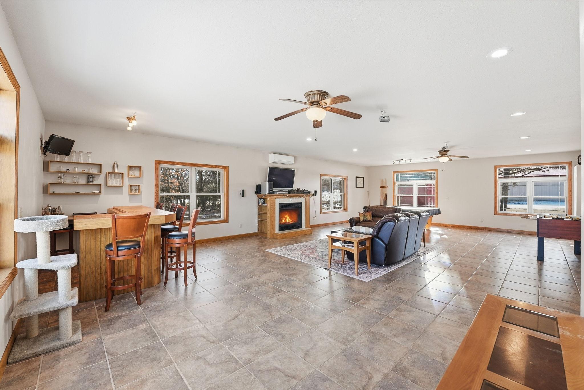 Living Room / Bar