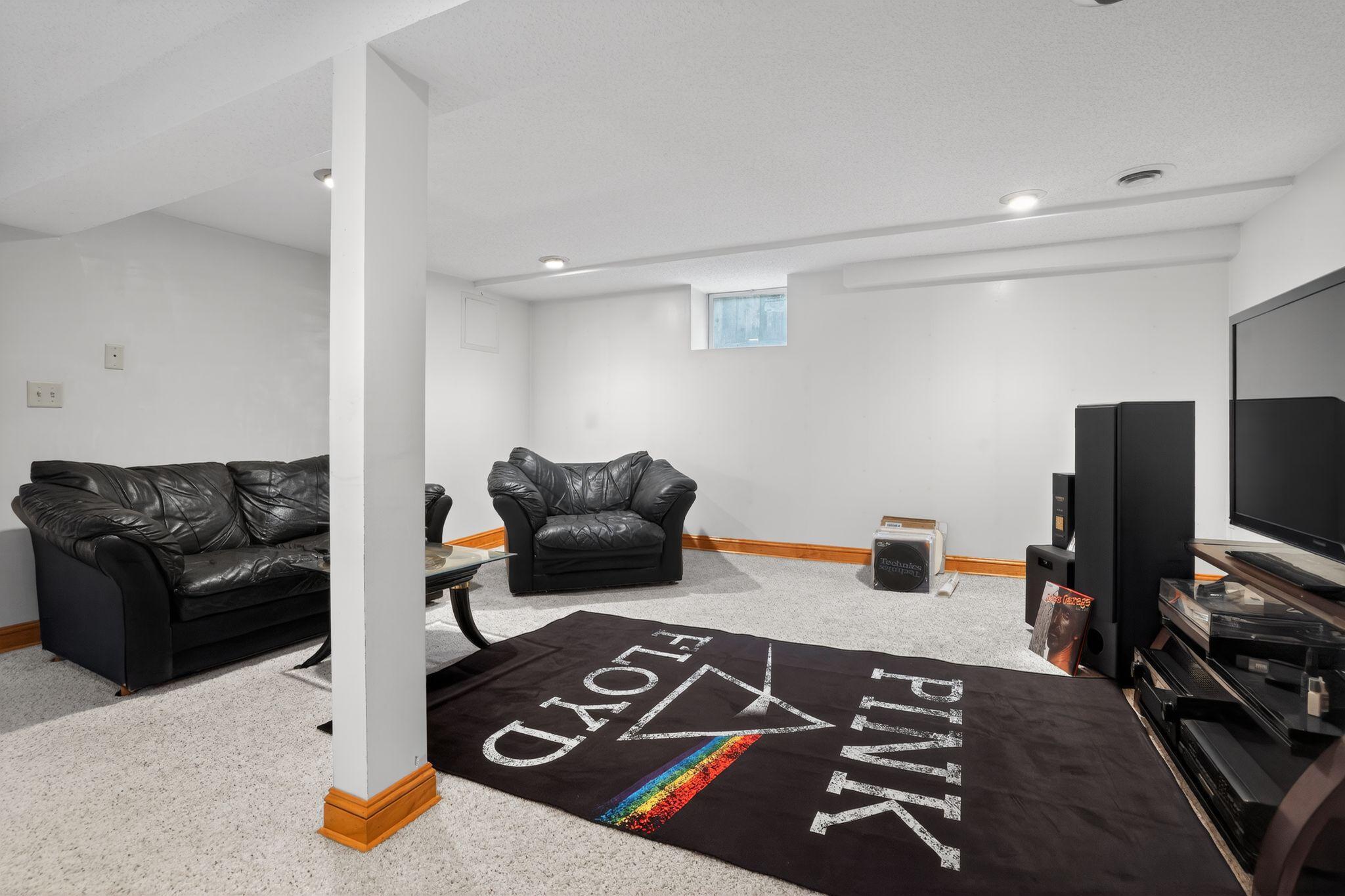 07_1393_Searle_St_St_Paul_MN_55130_USA-Living_room-DSC08056.jpg