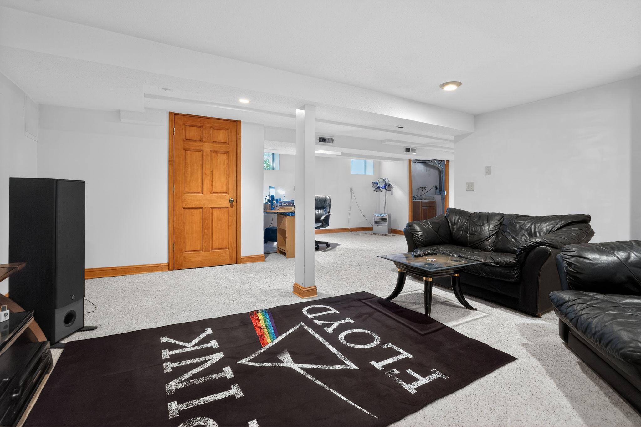 12_1393_Searle_St_St_Paul_MN_55130_USA-Living_room-DSC08057.jpg