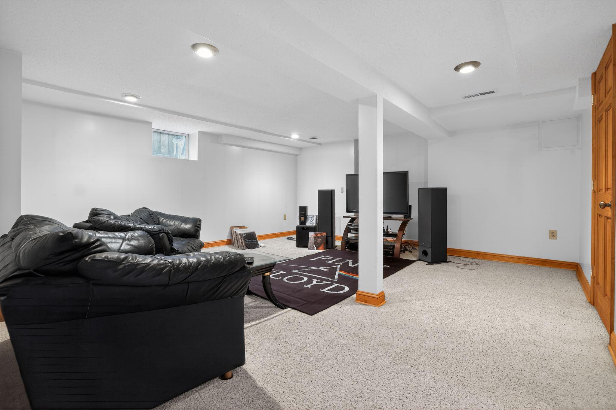 06_1393_Searle_St_St_Paul_MN_55130_USA-Living_room-DSC08055.jpg