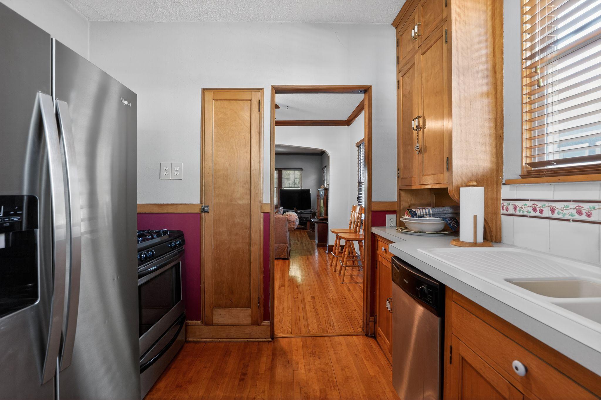 15_1393_Searle_St_St_Paul_MN_55130_USA-Kitchen-DSC08046.jpg