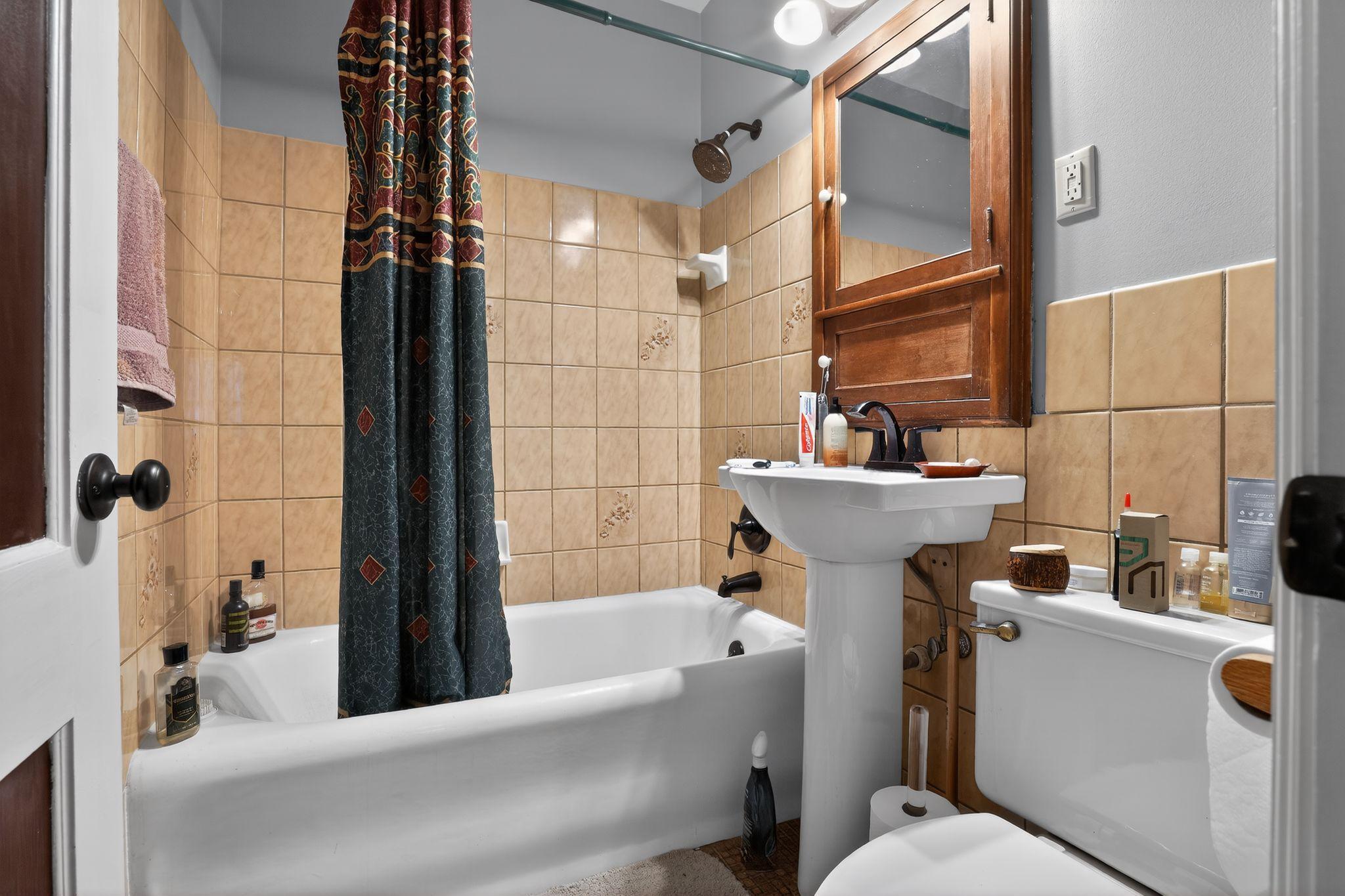 26_1393_Searle_St_St_Paul_MN_55130_USA-Bathroom-DSC08050.jpg