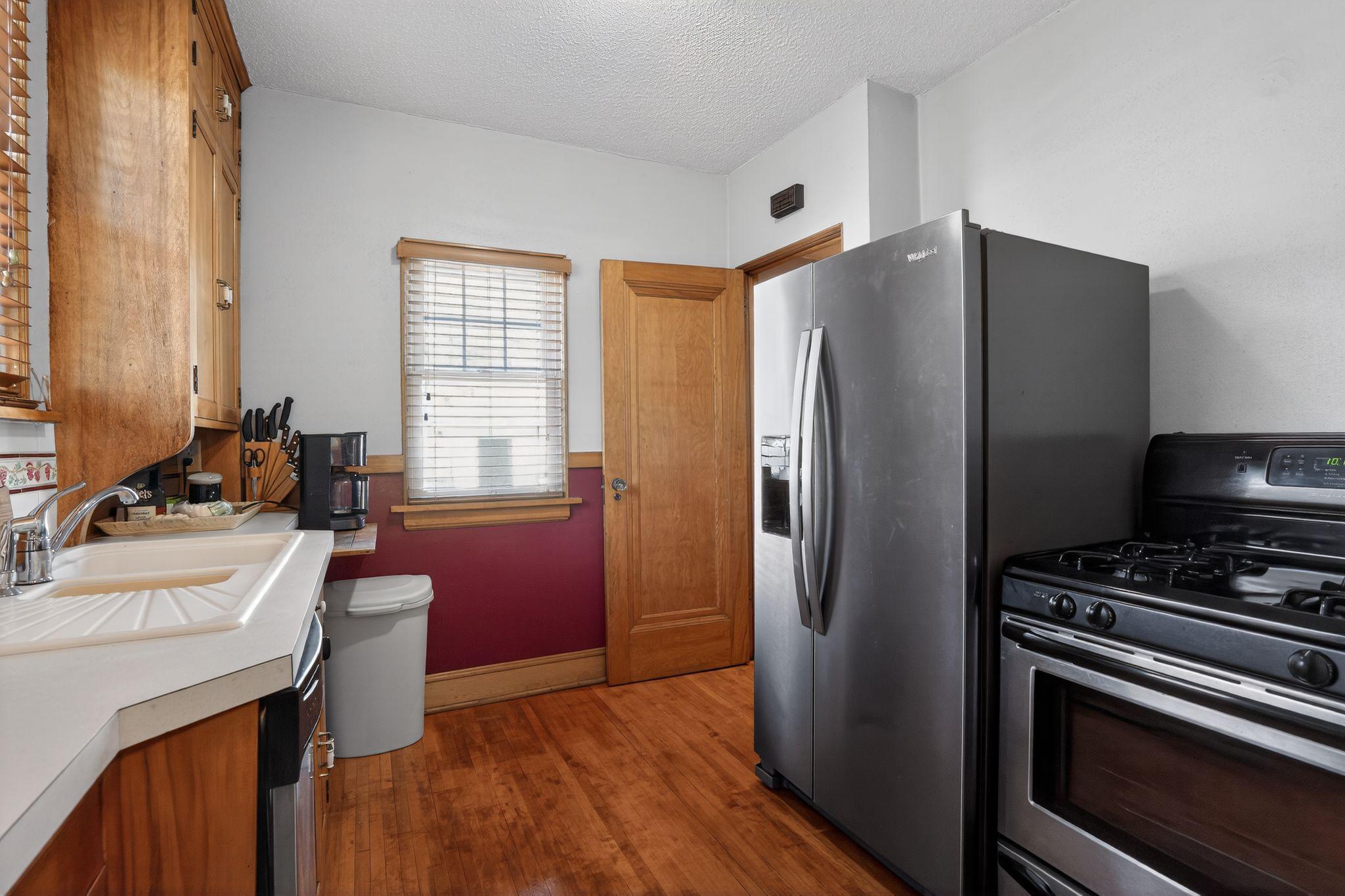 16_1393_Searle_St_St_Paul_MN_55130_USA-Kitchen-DSC08044.jpg
