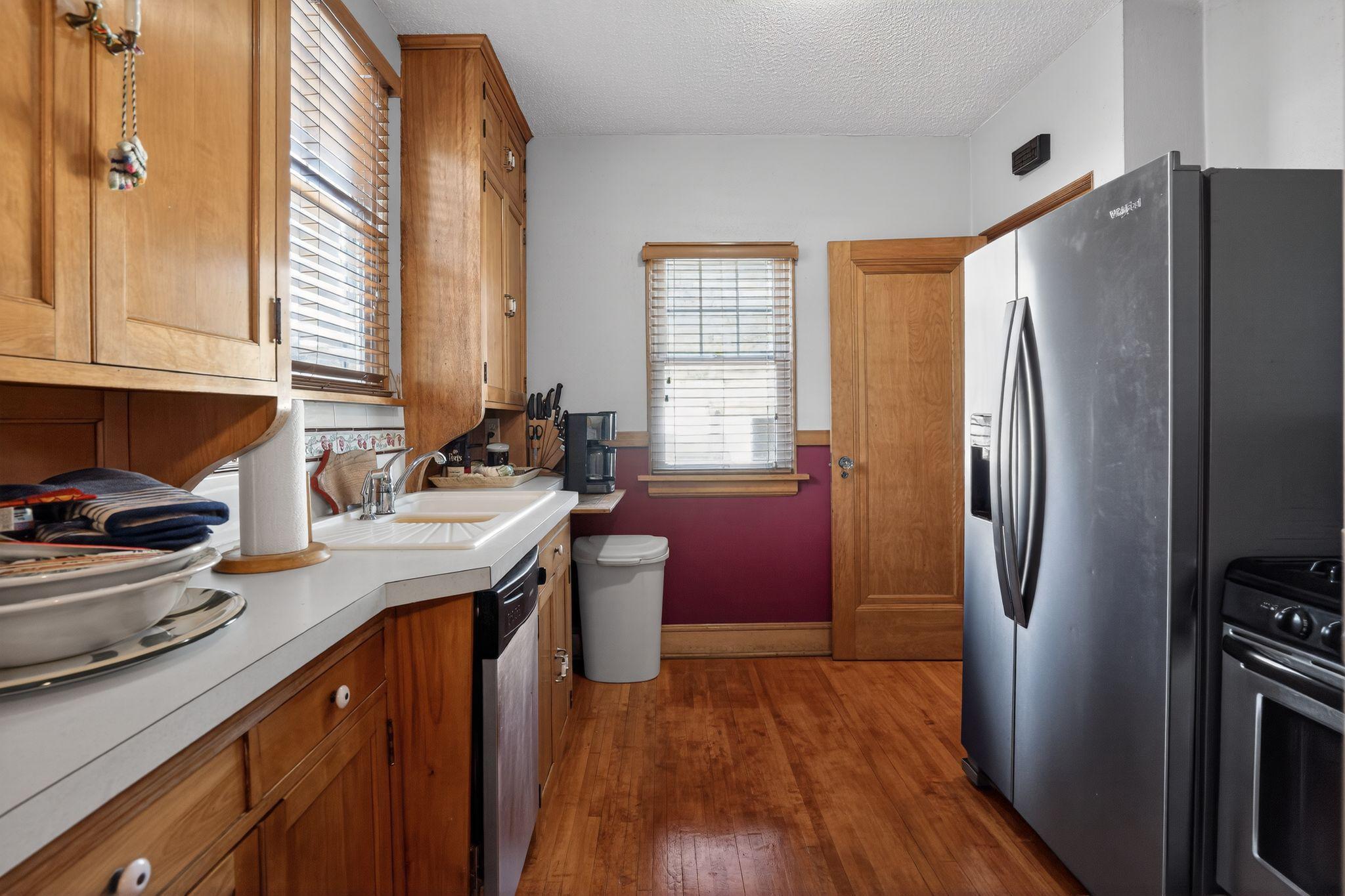 17_1393_Searle_St_St_Paul_MN_55130_USA-Kitchen-DSC08042.jpg
