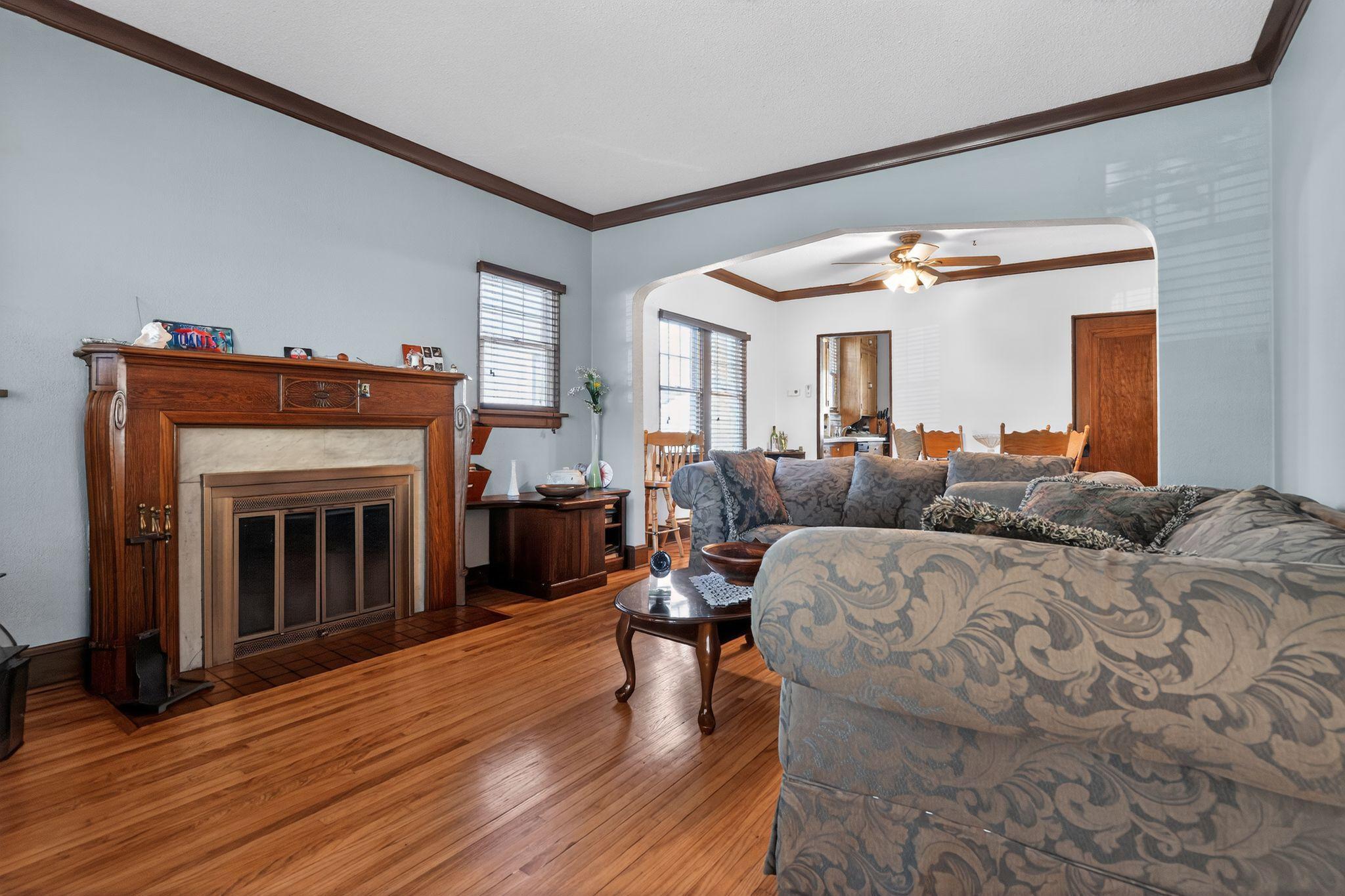 09_1393_Searle_St_St_Paul_MN_55130_USA-Living_room-DSC08033.jpg