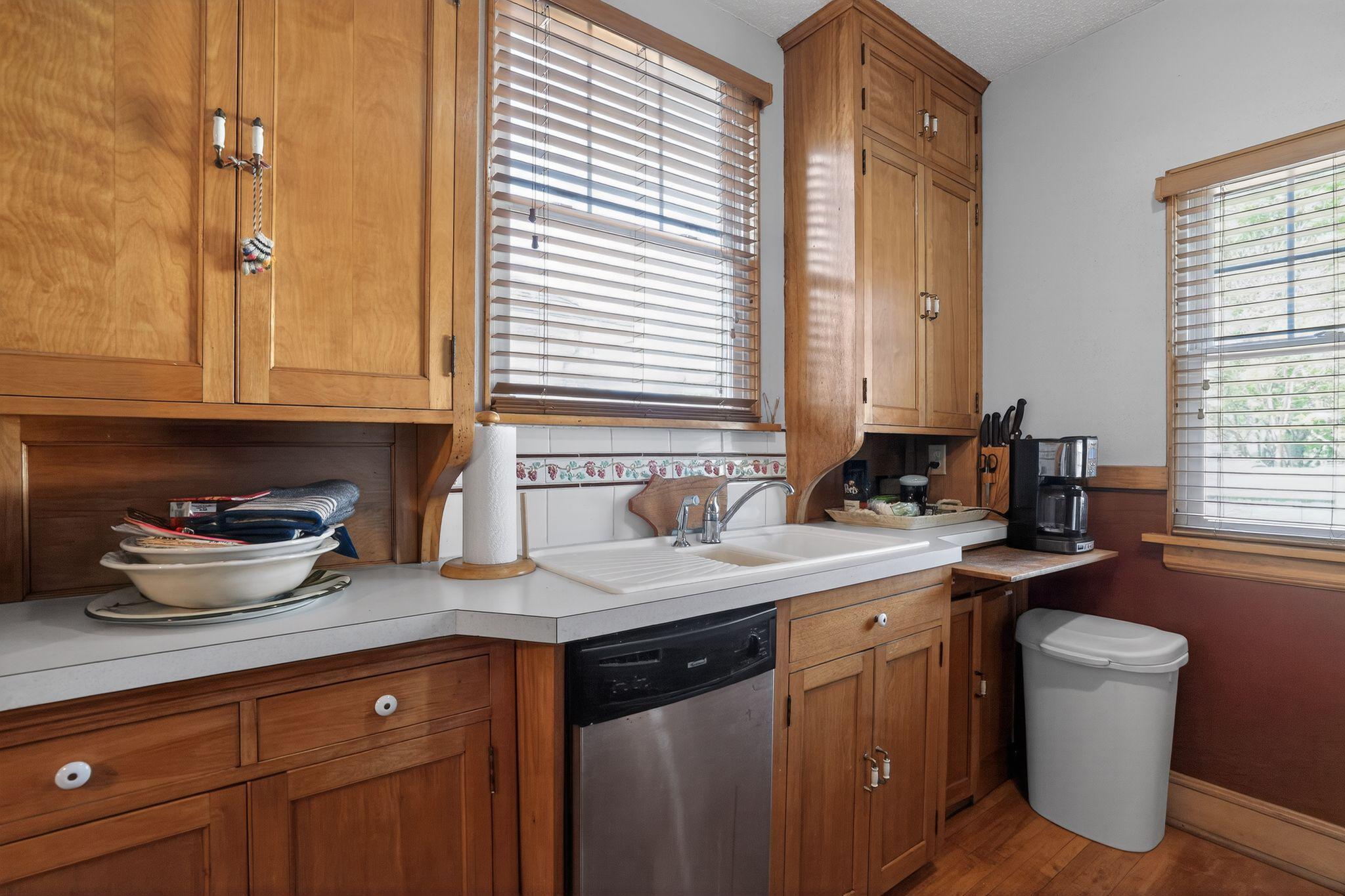 18_1393_Searle_St_St_Paul_MN_55130_USA-Kitchen-DSC08043.jpg
