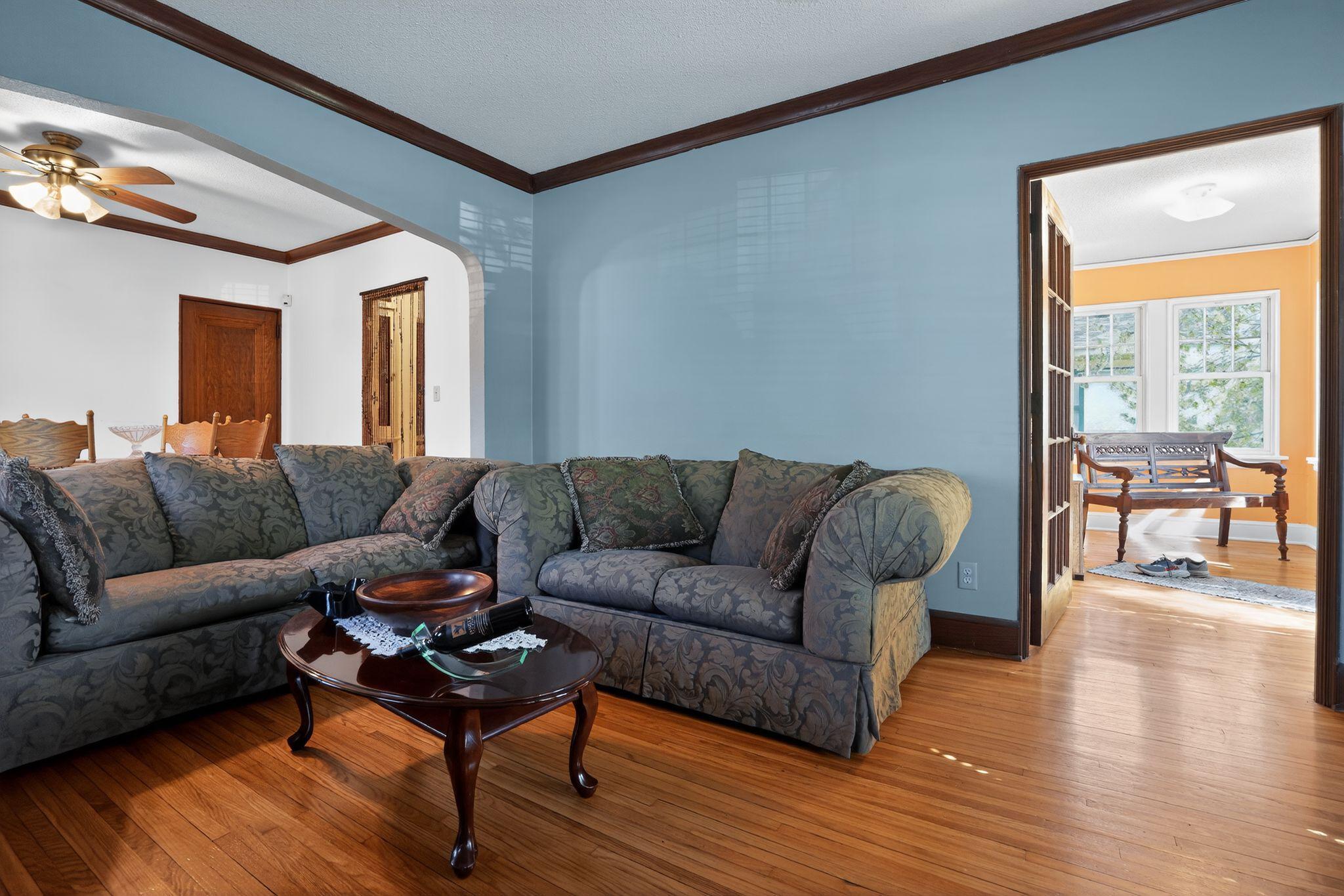 08_1393_Searle_St_St_Paul_MN_55130_USA-Living_room-DSC08036.jpg
