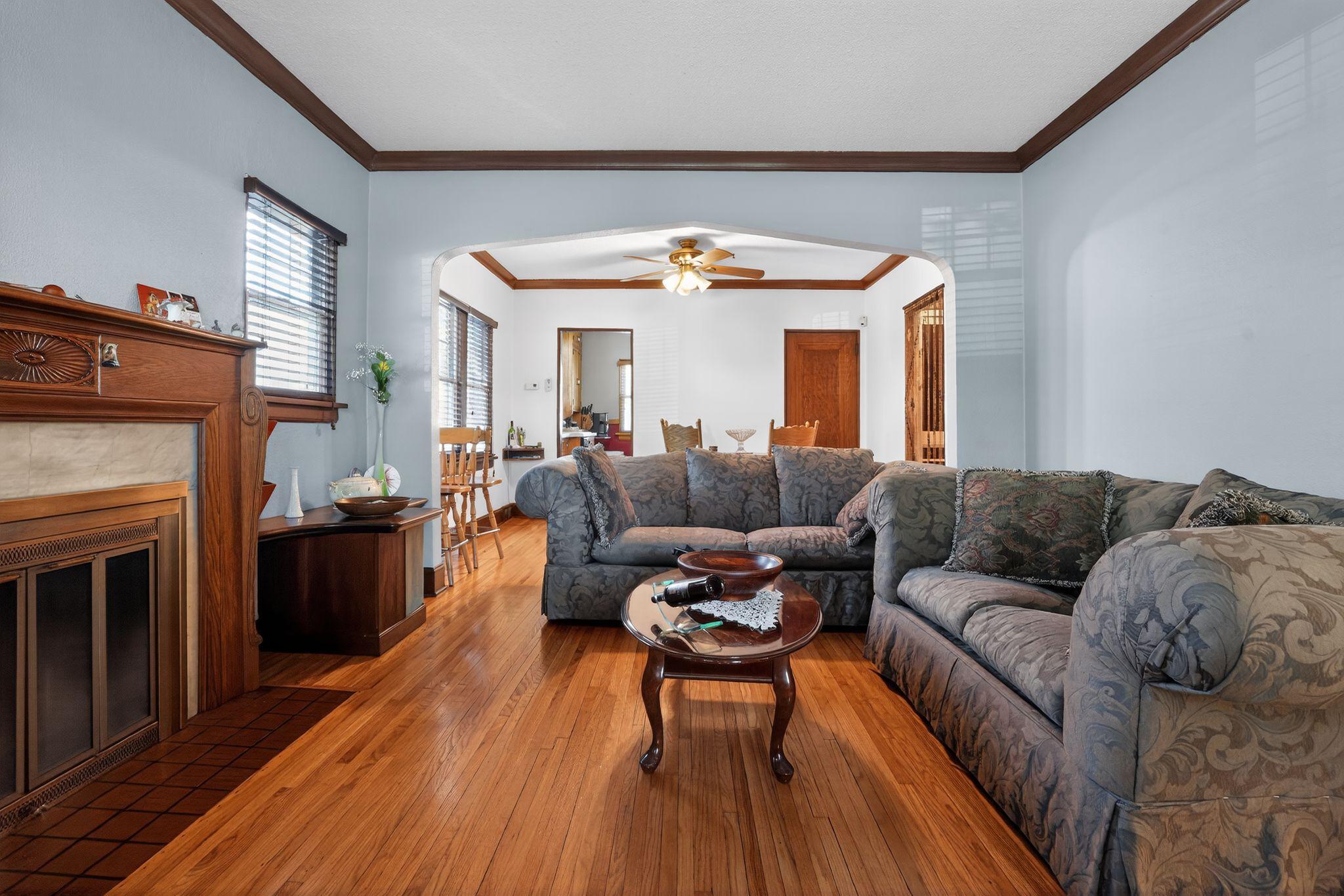 11_1393_Searle_St_St_Paul_MN_55130_USA-Living_room-DSC08034.jpg