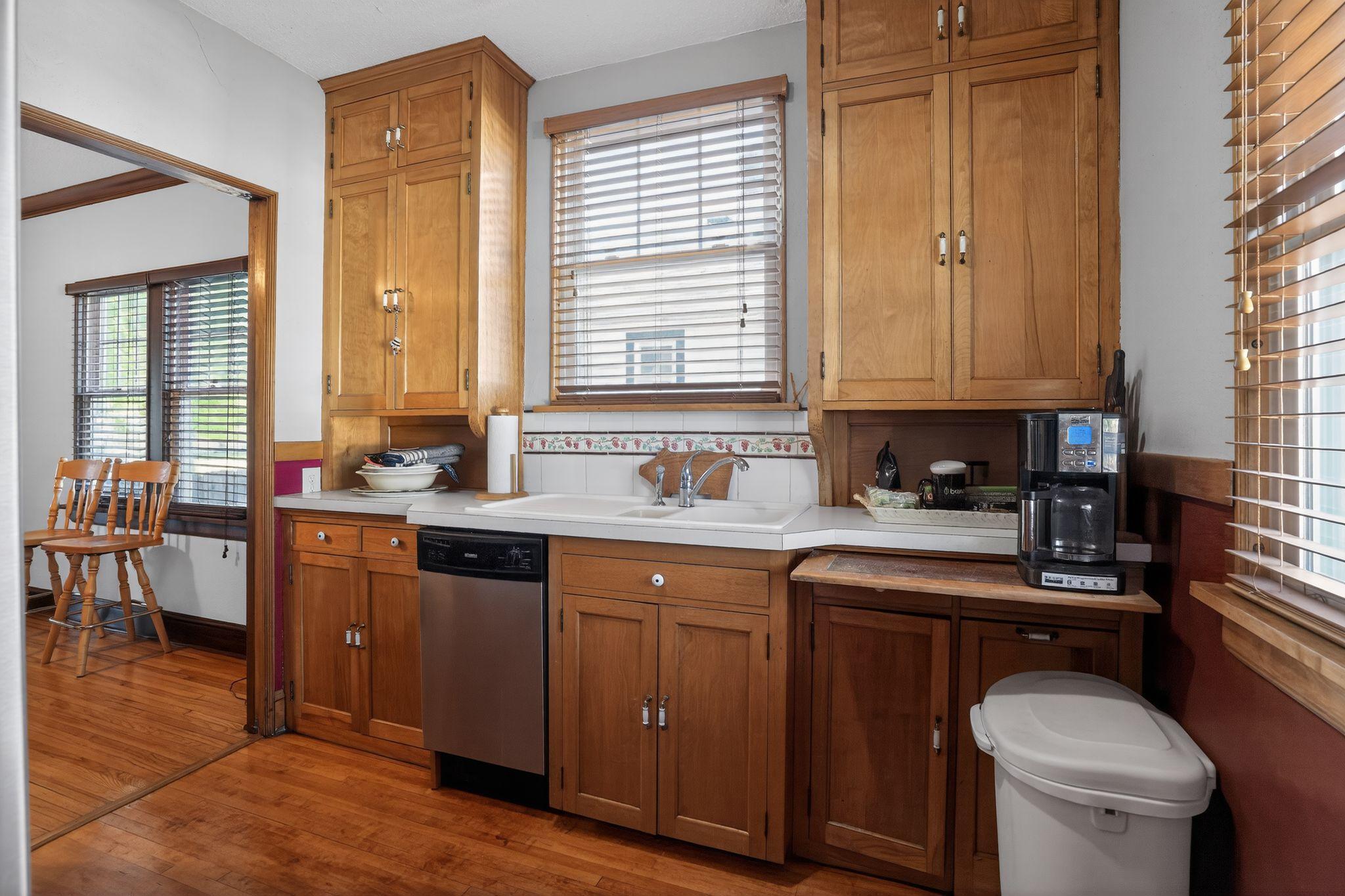 14_1393_Searle_St_St_Paul_MN_55130_USA-Kitchen-DSC08045.jpg
