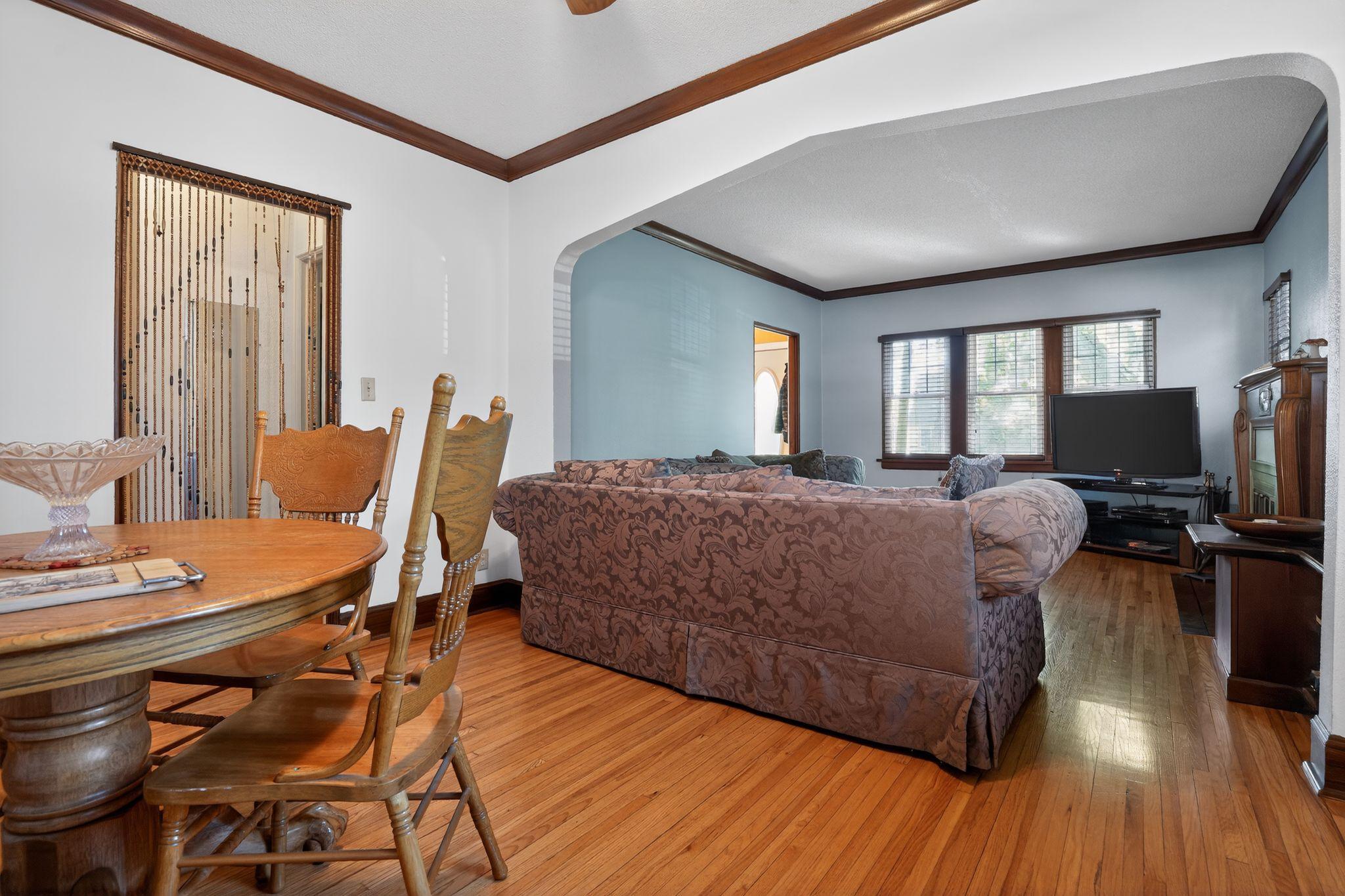 05_1393_Searle_St_St_Paul_MN_55130_USA-Living_room-DSC08041.jpg