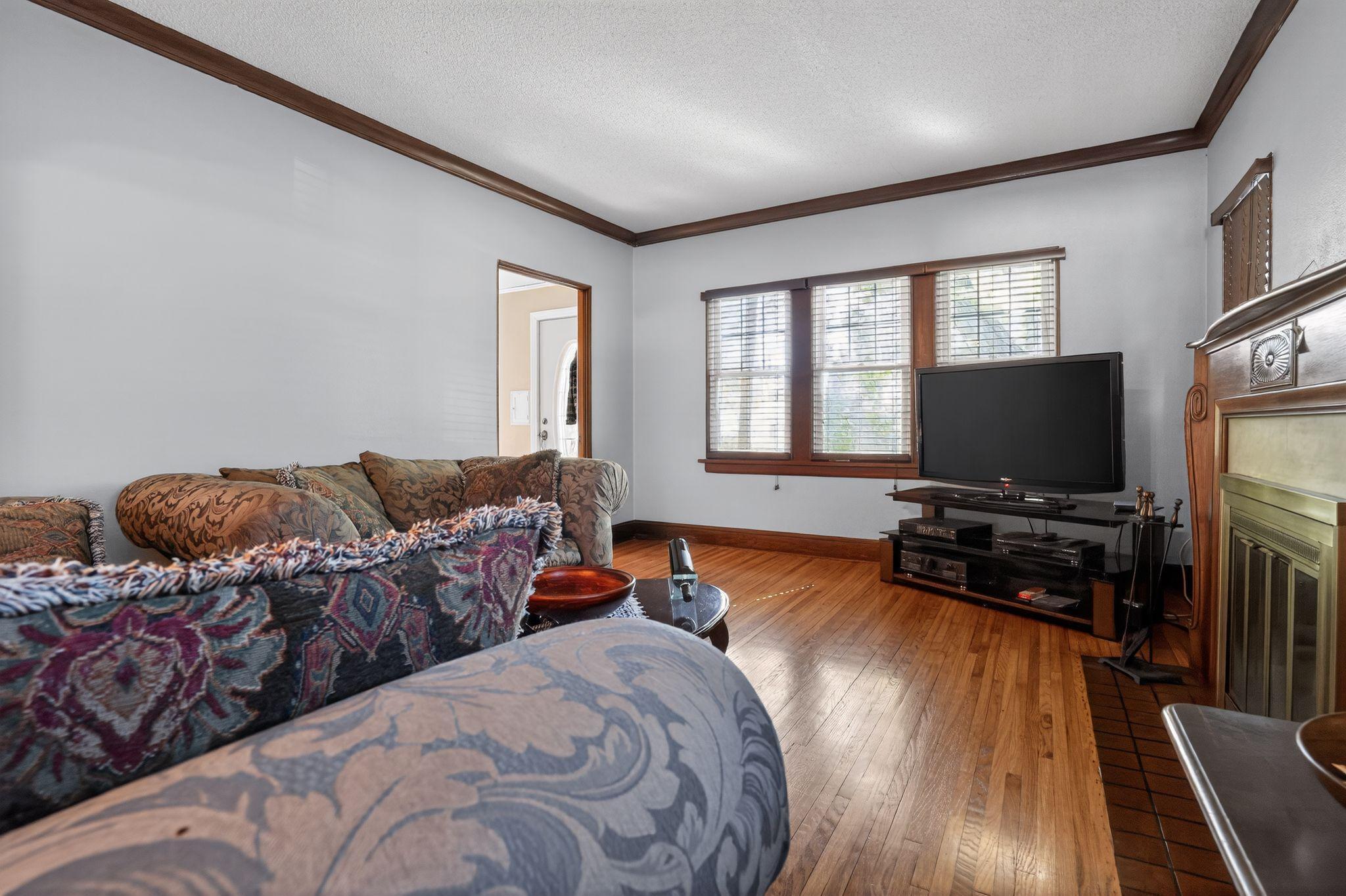 13_1393_Searle_St_St_Paul_MN_55130_USA-Living_room-DSC08032.jpg