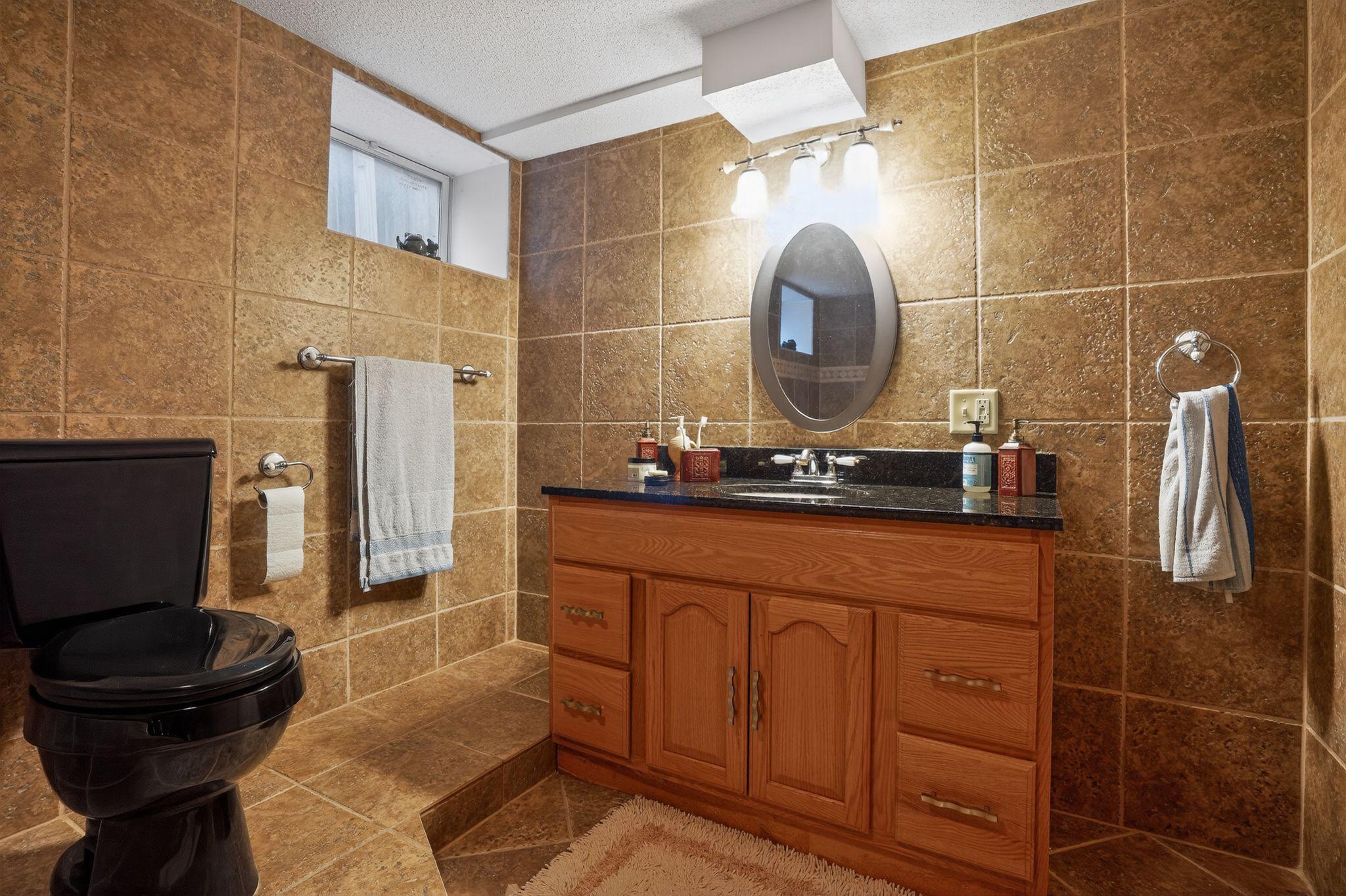 27_1393_Searle_St_St_Paul_MN_55130_USA-Bathroom-DSC08061.jpg
