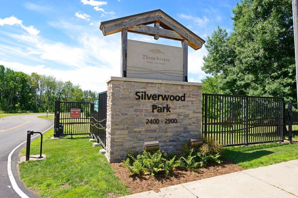 Silverwood Park overlooks Silver Lake and offers park trails, ndoor gallery spaces, coffee shop, and classes.