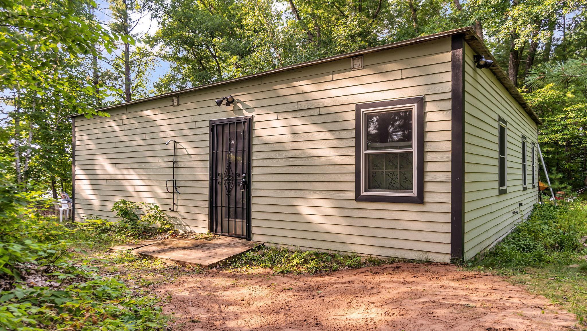 Side door/Outdoor shower