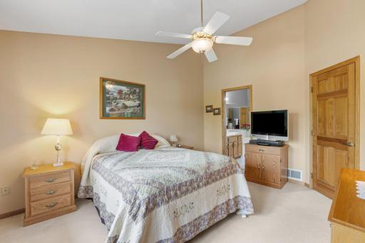 40-web-or-mls-290 Shoreview Estates-40.jpg