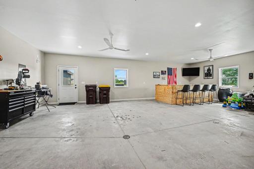 Heated insulated 29x37 finished garage interior â Le Center MN home