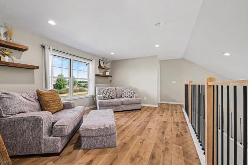 Upper loft with LVP, open railing, natural light â Le Center MN