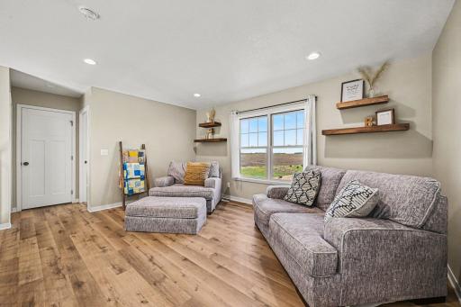 Loft flex space with LVP floors and country views â Lake Volney MN