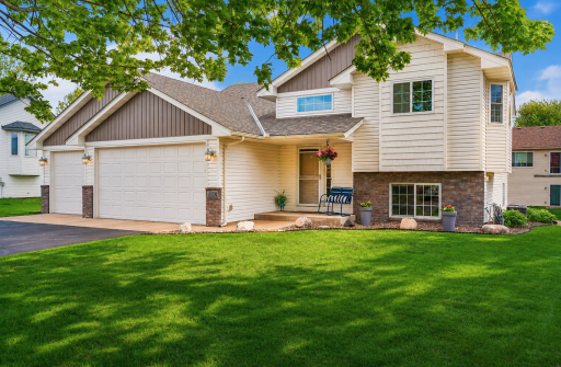 658 Lois Lane, Circle Pines, MN 55014