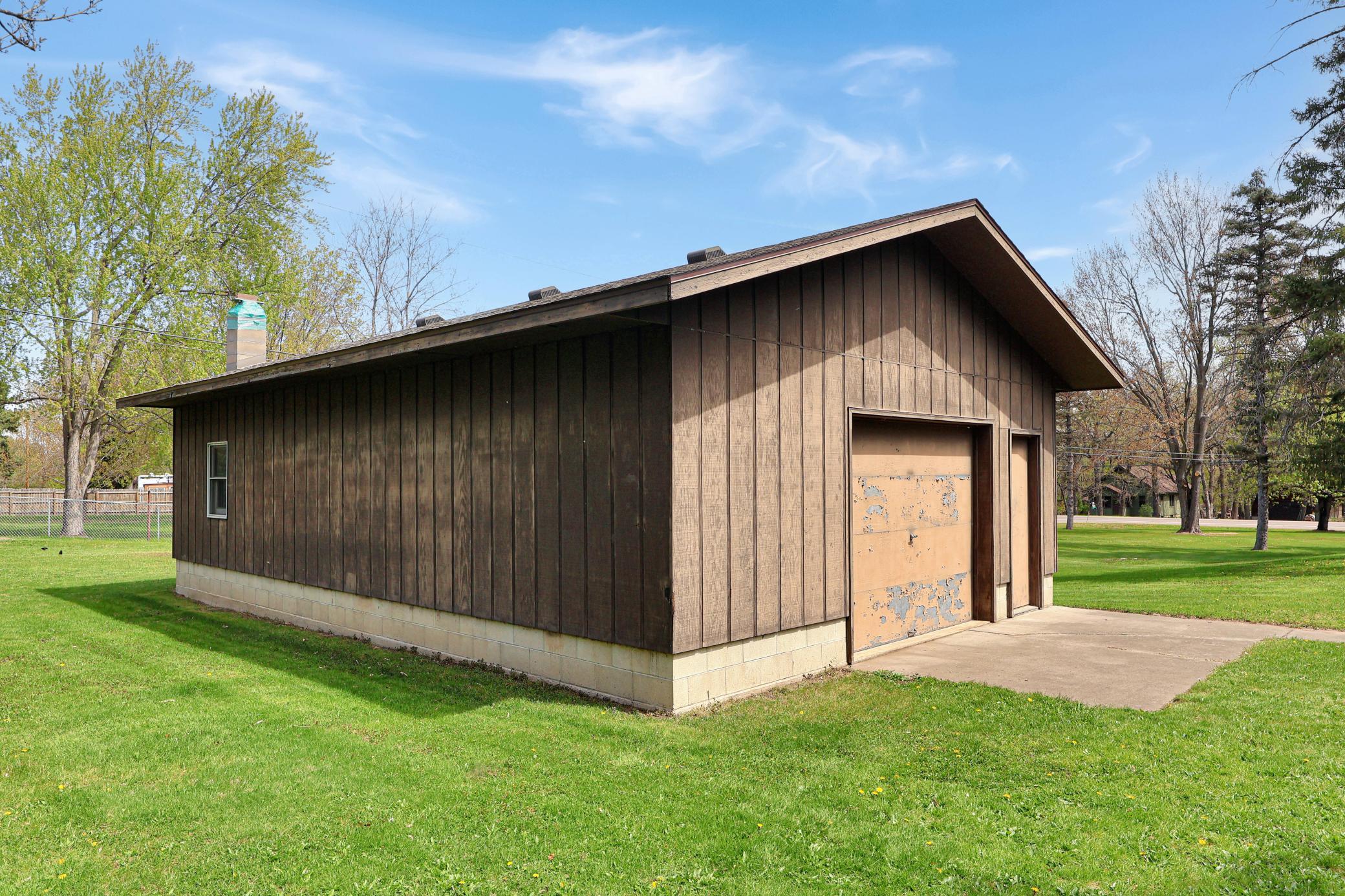 Additional detached 34'x22' insulated garage.