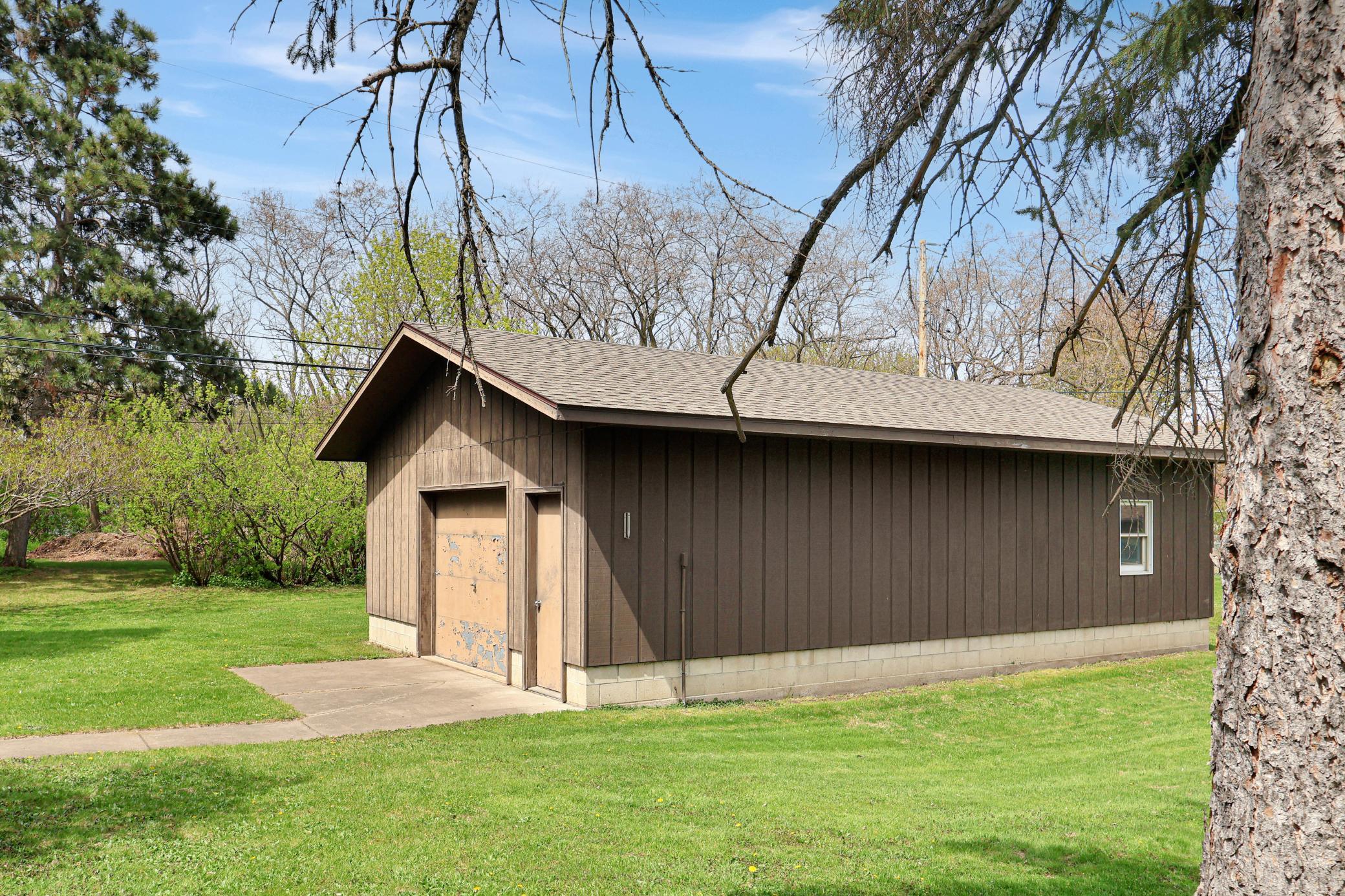 Additional 34'x22' insulated garage.