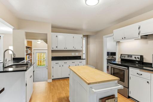 6104 24th Street N, Oakdale, MN 55128