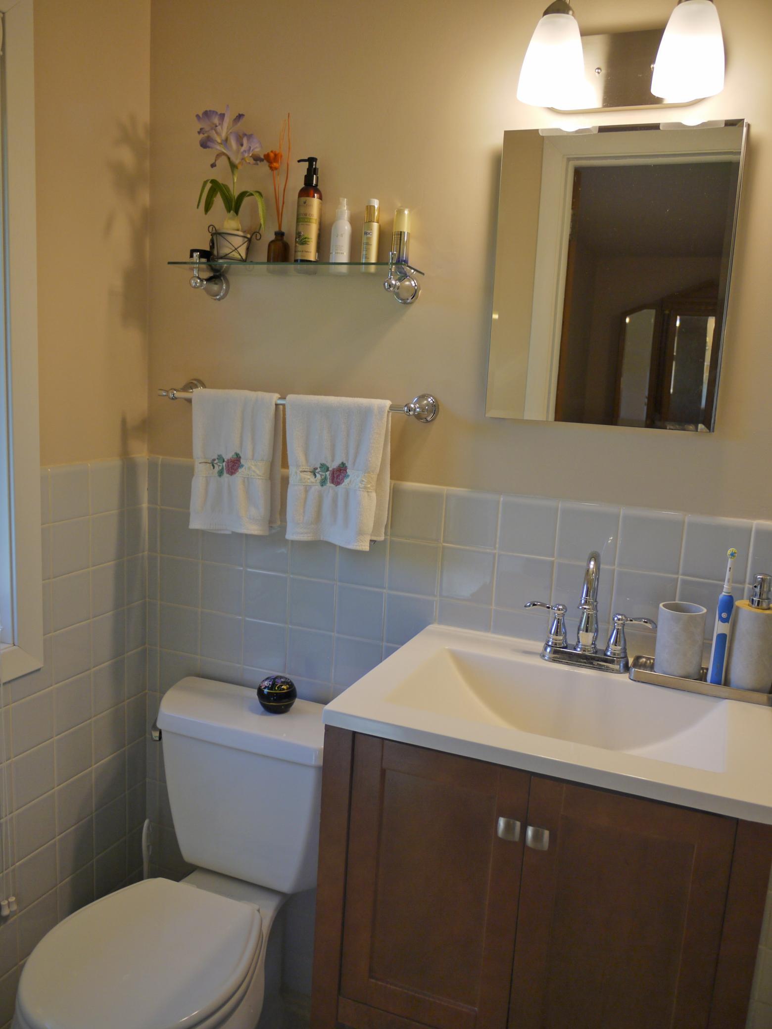 Left side of bath next to South facing window.jpg