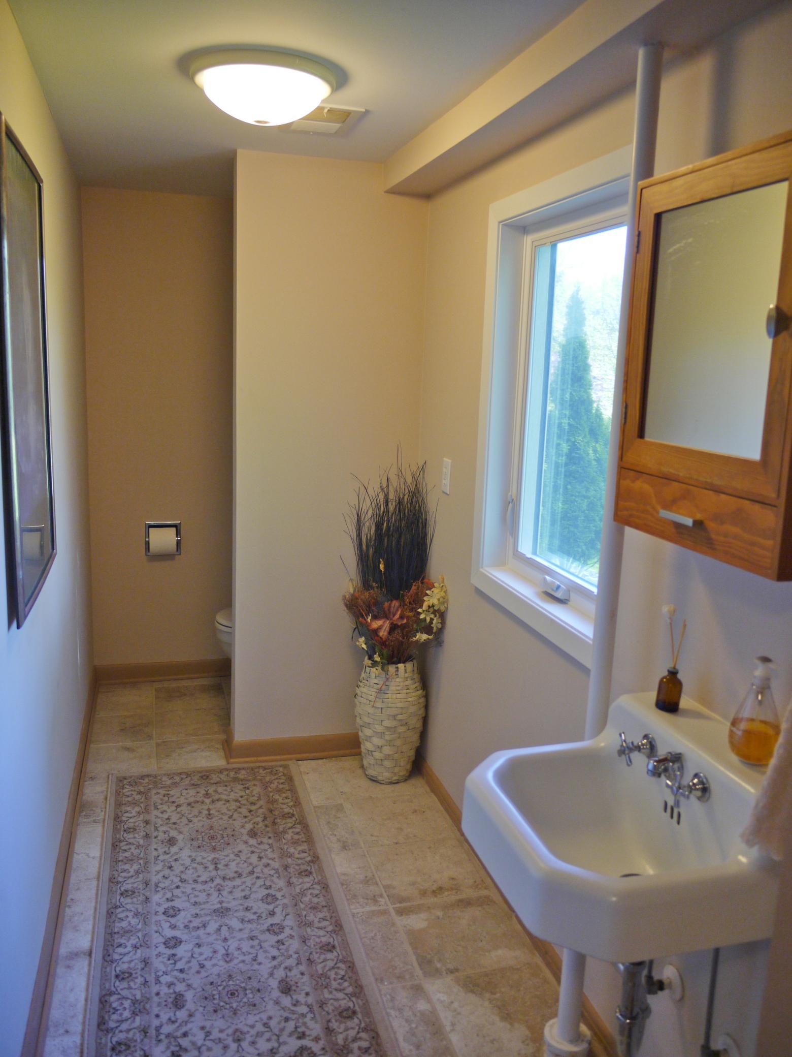 Entry level 1_2 bath with South facing window.jpg