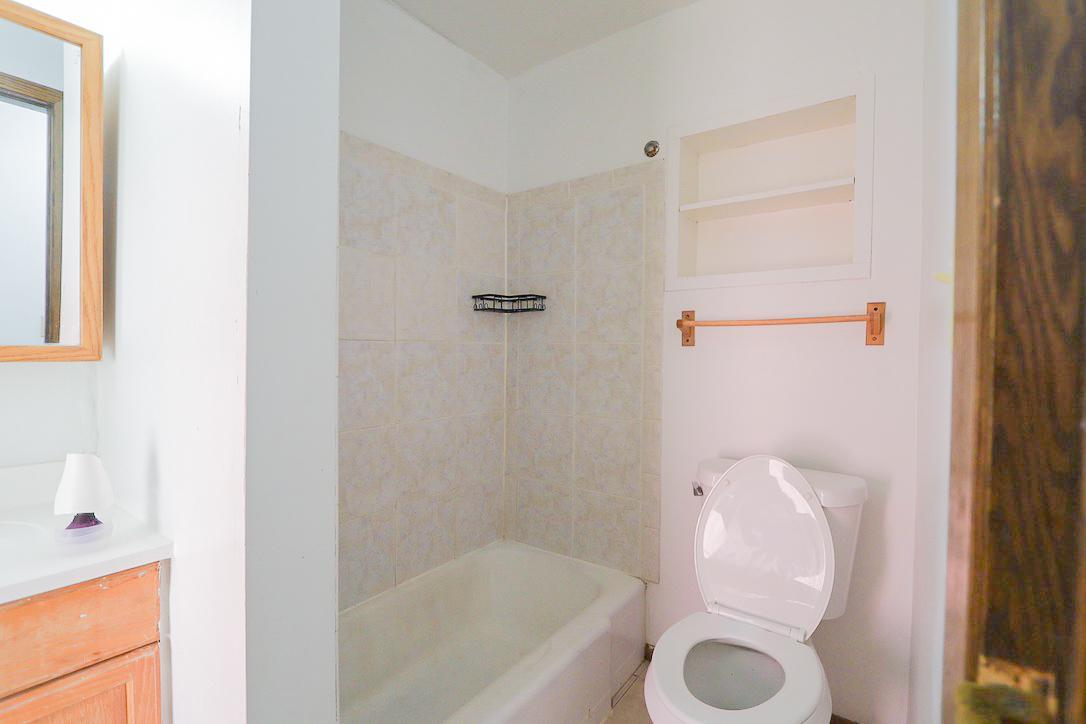 upper unit bathroom