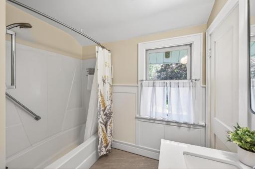 1140 Hawthorne Avenue E, Saint Paul, MN 55106