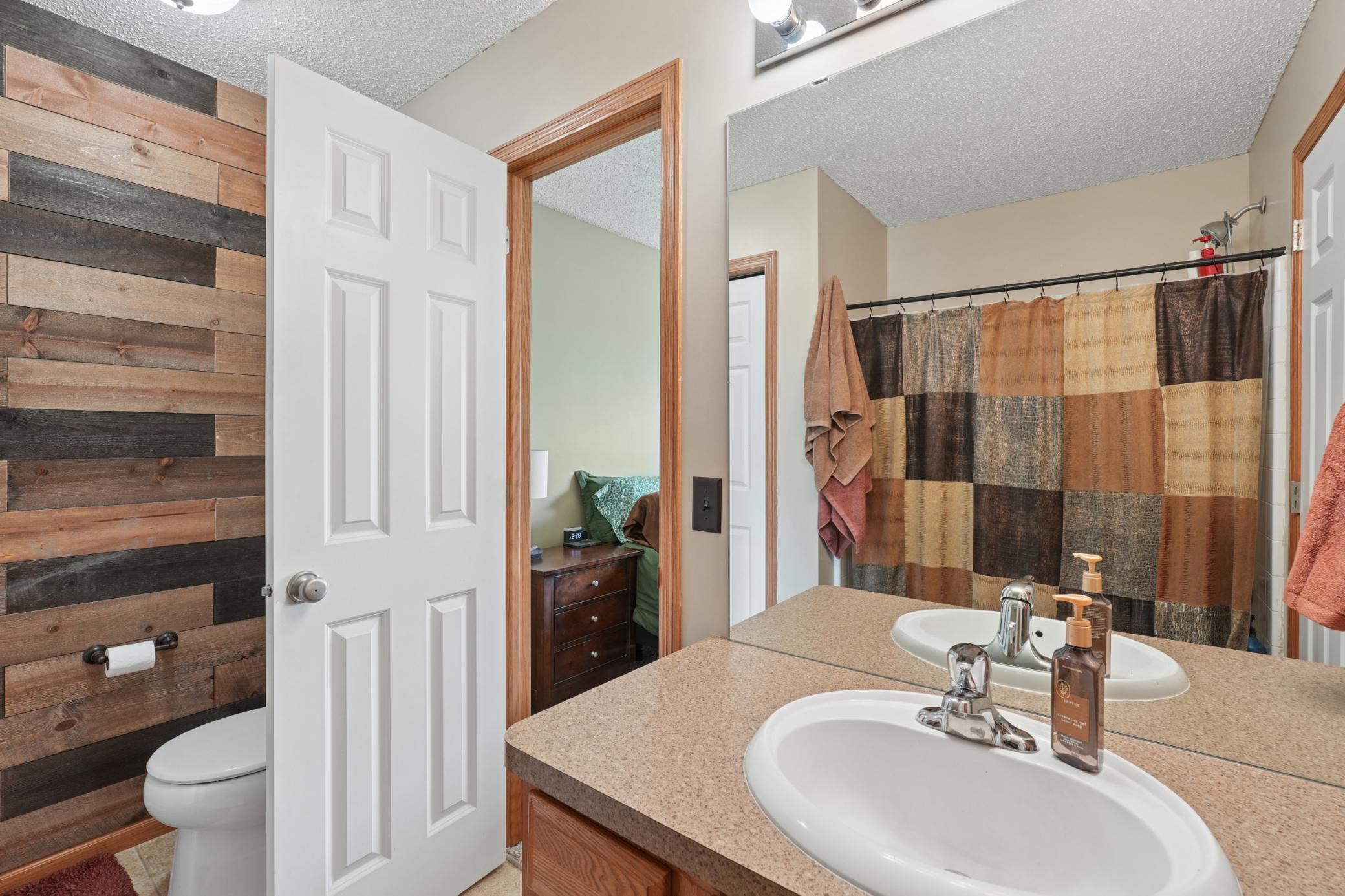 Upper level full bath