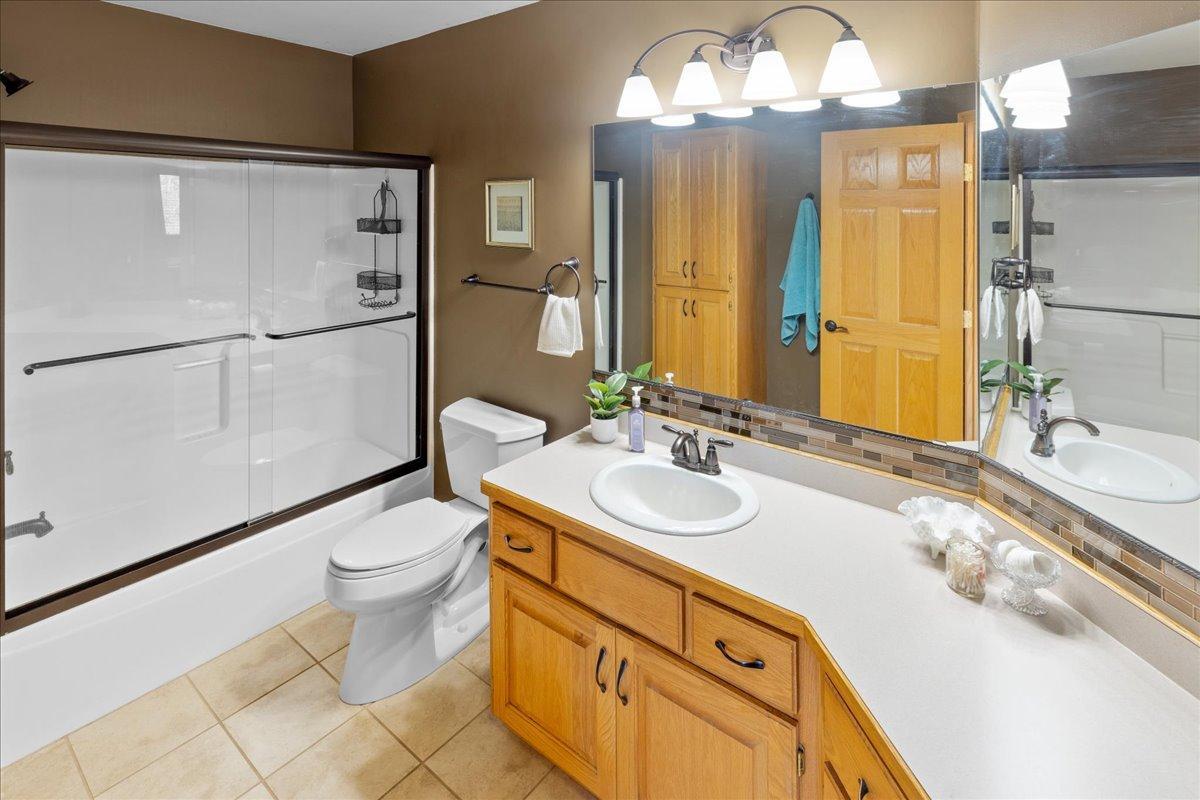 Large upper level guest bath