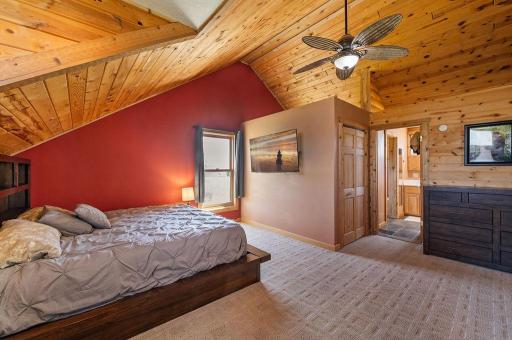 Master suite w/full Ba tub + shower, walk in closet