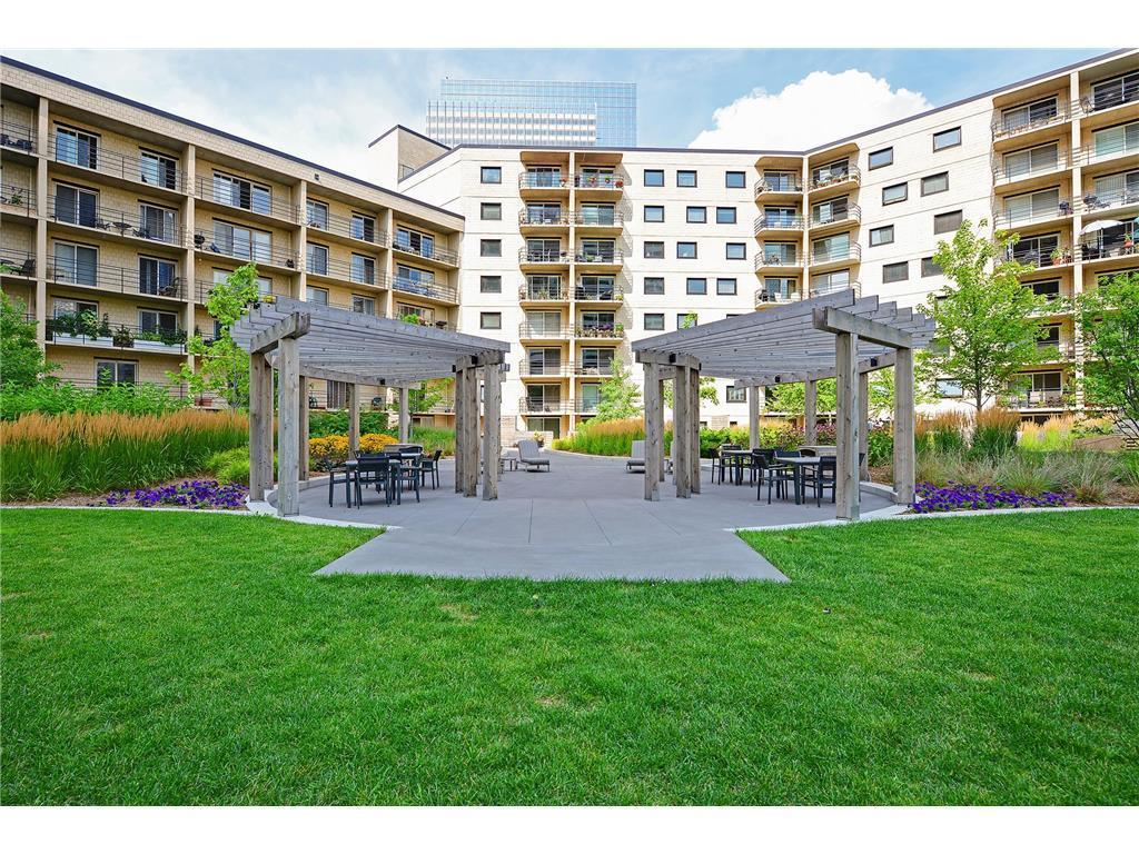 1225 LaSalle award winning design outdoor plaza