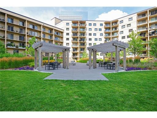 1225 LaSalle award winning design outdoor plaza