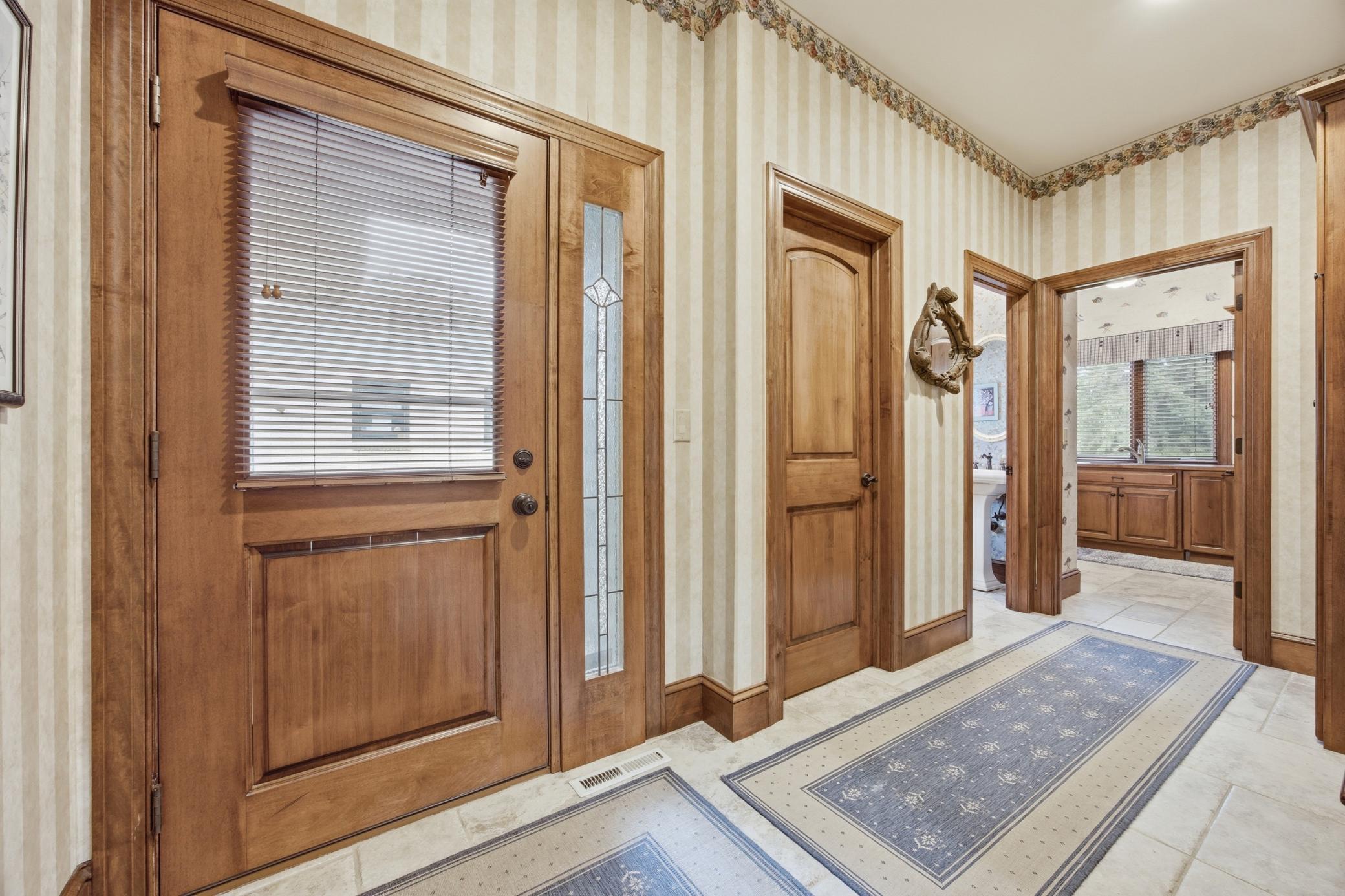 Side Entry / Mudroom